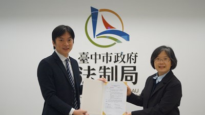 由法制局長李善植與東海大學法律學院院長蕭淑芬代表簽署合作協議0116