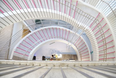 圖書館通風塔結合弧形樓梯，室內對流通風，減少空調依賴，藉以達到節能永續_0