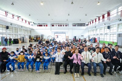 0視察大甲國小禮堂拆除重建　盧市長宣布「台中尚泳計畫」游泳池與校舍共構