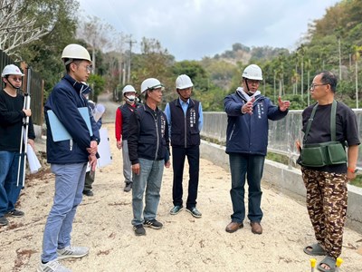 民政局彭副局長(右二)與霧峰區長、桐林里長前往視察桐林里中坑農路下邊坡復建工程