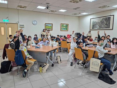 透過主題學校提供學生聽跟說的學習情境