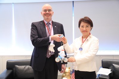 01-市長盧秀燕致贈AIT處長谷立言中台灣燈會「姆明」小提燈