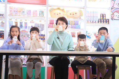 盧市長視察超商兌領機制 確保學童安心喝鮮奶