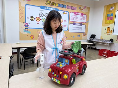 清潔整理民眾捐贈玩具車
