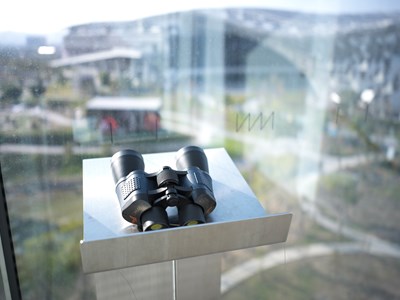 中美館六樓的望遠鏡，其一設於五樓往六樓的外掛梯，視野遼闊，可盡覽中央公園熱門的野餐點、會展中心及周邊城市景觀