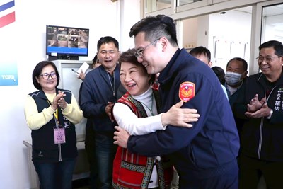 盧市長與警官同仁和樂一家親