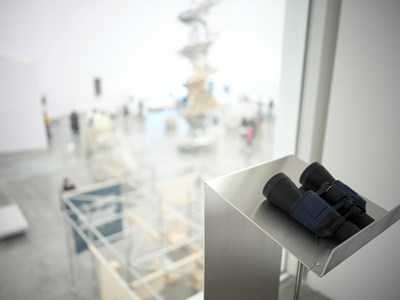 另一隻望遠鏡則隱身展間後的公共空間中，透過望遠鏡向下觀看五樓展場，捕捉作品與觀眾互動的瞬間，為參觀體驗增添意外驚喜