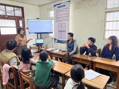 何卿爾老師導讀客語詩、搖滾童謠青青步道