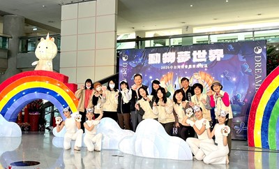 局長與如玲舞蹈表演藝術教育學院表演者、動保處志工及局內同仁們一起大合照