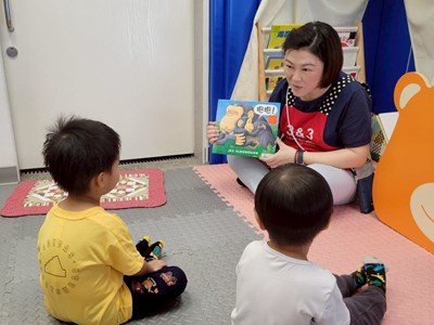 臨時照顧據點皆由專責教保人員照顧幼生，期能成為家長育兒好幫手