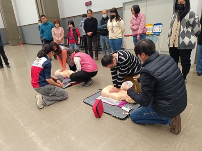 教官帶領學員練習使用AED