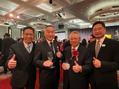 臺中市政府副市長黃國榮（左二）、經濟發展局長張峯源（左一）及國際事務委員會執行長令狐榮達（右二）代表市長盧秀燕共同出席致賀