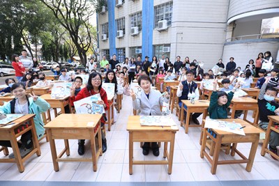 市府自籌4.5億全面汰換15萬套國中小課桌椅！盧市長親赴東興國小關心學生領用情形 阿公阿嬤也帶孫來領