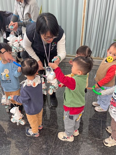 人事處陳月春處長代表市長致贈幼兒姆明小提燈2_0