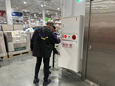 台中市消防局針對百貨公司、大型賣場、電影院、KTV、遊藝場所及餐廳等9大類人潮聚集場所實施消防安全檢查