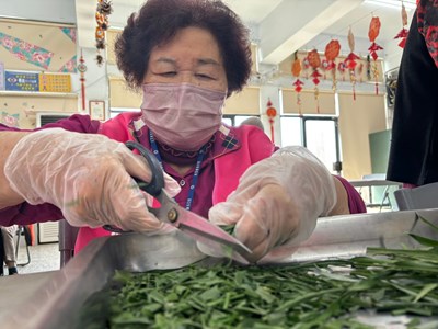 豐原鎌村社區志工製作竹葉茶