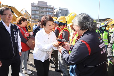 年節前夕慰勞環保英雄  盧市長赴南屯清潔隊致贈加菜金