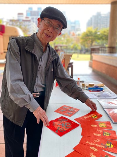 80歲張慶基老師擅長結合書法與剪紙窗花