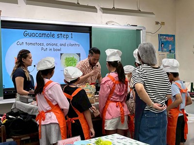 學生與外師課堂互動1