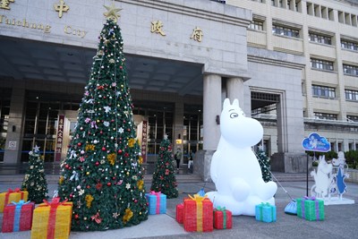 打造3公尺高姆明氣模作為主視覺並集結多位家族成員共同現身.jpg 的副本