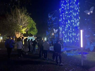 幻蝶瀑布絢麗燈組吸引眾多民眾拍照留念