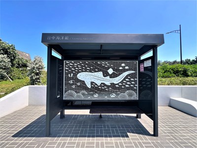 台中海洋館前候車亭主角是悠遊大海的豹紋鯊，搭公車到站感受「到海洋館了！」