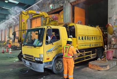 進廠車輛垃圾傾卸作業