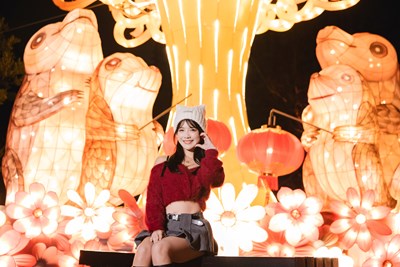 主照-百年萬和宮點亮中台灣燈會，龍馬鯪鯉燈組展現南屯文化