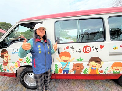 方向盤後的溫柔力量，是台中市自達一號女駕駛林美君回饋家鄉的愛心。