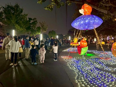 可愛又充滿科幻感的燈組吸引許多民眾拍照