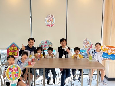 局長、大鵬國小校長與學童一同飲用
