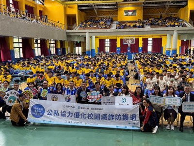 蔣偉民局長與全校師生大合照