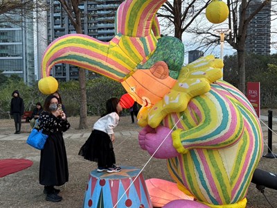 幾米意象裝置頭碰頭甜蜜溫馨_0