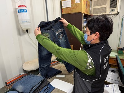 清潔隊員挑選合適的布料作為再製的原料