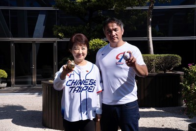 前職棒球星張泰山與市長盧秀燕共同為中華健兒加油