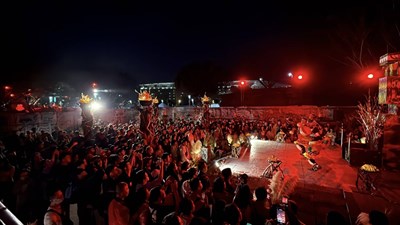 01-人潮爆滿、金幣從天而降！中台灣燈會中央公園「驚蟄界」人氣飆升　把握33前最後展期期