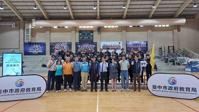 為雙十國中女排選手授旗，蔣偉民局長期許重返榮耀。_0