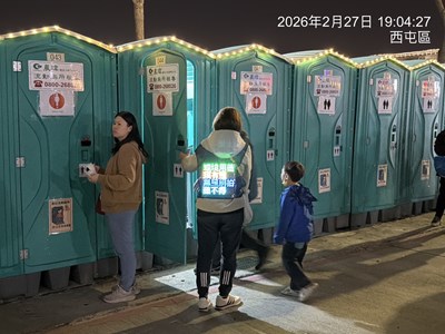 環保局人員貼心引導小朋友使用流動廁所