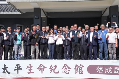 盧市長與貴賓於館前大合照