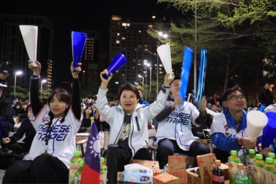 經典賽台日大戰府前廣場直播 盧市長與破萬名球迷一同熱血應援