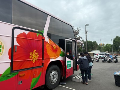 社區篩檢民眾上車進行乳房攝影檢查_0