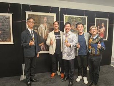 113年江俊龍主委及地稅局沈政安局長與紐西蘭毛利酋長一同參觀張文松畫家油畫展_0