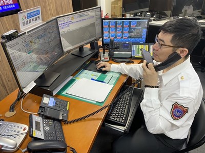 119派遣員林資博依據患者狀況啟動DA-CPR程序，並指引現場人員取得及操作AED_0