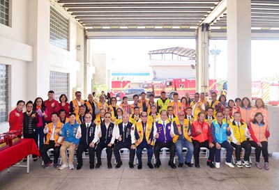 空氣灌充機贈儀式大合照