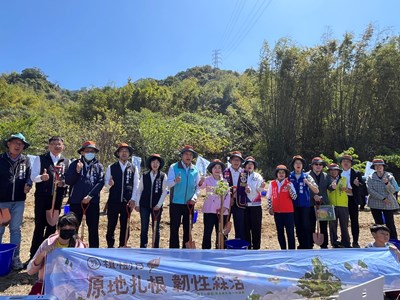 09-貴賓植樹合影