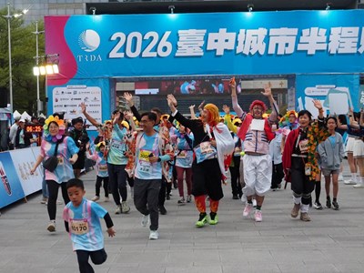 游局長與花朵變裝組民眾一起繽紛起跑