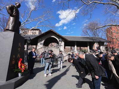 盧市長向國父銅像獻花致敬