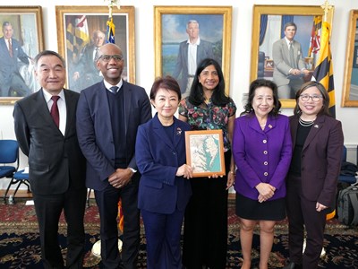 （由左至右）台中市黃國榮副市長、商務廳副廳長里卡多·班（Ricardo Benn）、盧市長、馬里蘭州副州長米勒（Aruna Miller）、州務卿李鳳遷（Susan C. Lee）、勞工廳長吳俞蓉(Portia Wu)