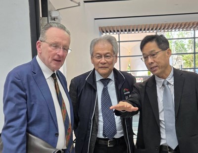 德國卡斯魯爾市副市長考夫藍(左一)與經發局張峯源局長(右一)交流會展經驗