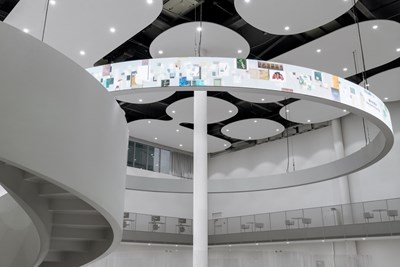 全台首創48公尺環形LED，臺中綠美圖打造知識與藝術交融的「漫遊洞」。YHLAA李易暹攝影